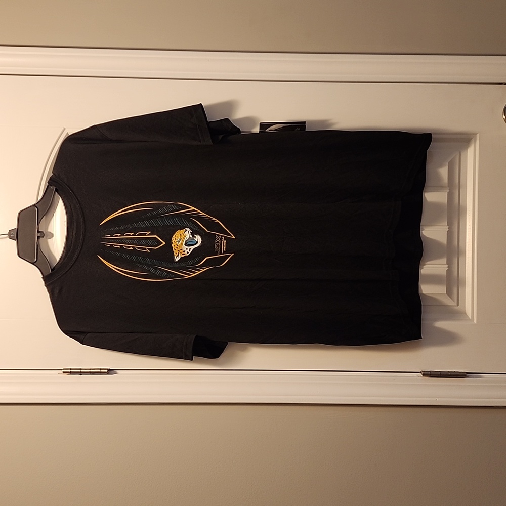 Jacksonville Jaguar standard fit tee shirt.
